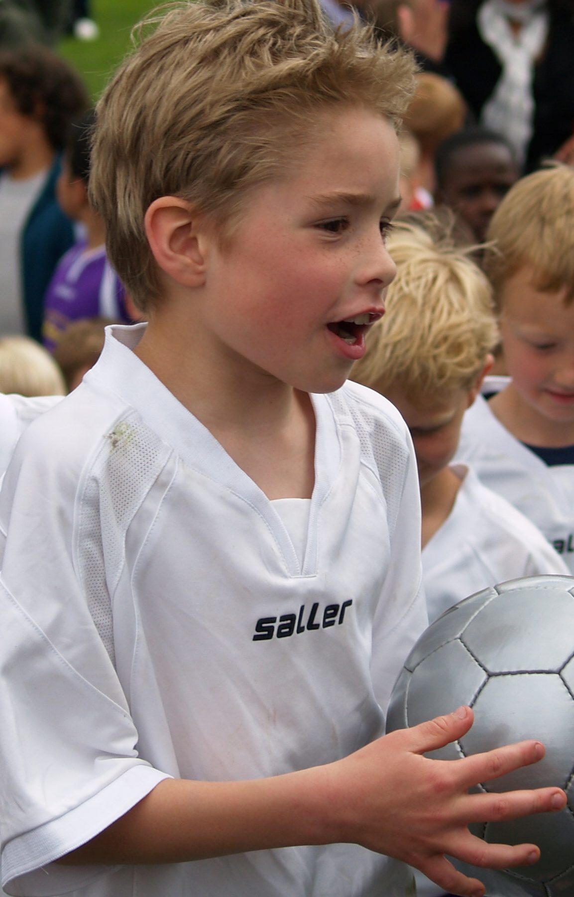 Als bester Spieler auf dem Turnier gewinnt David einen Ball und ist glücklich.